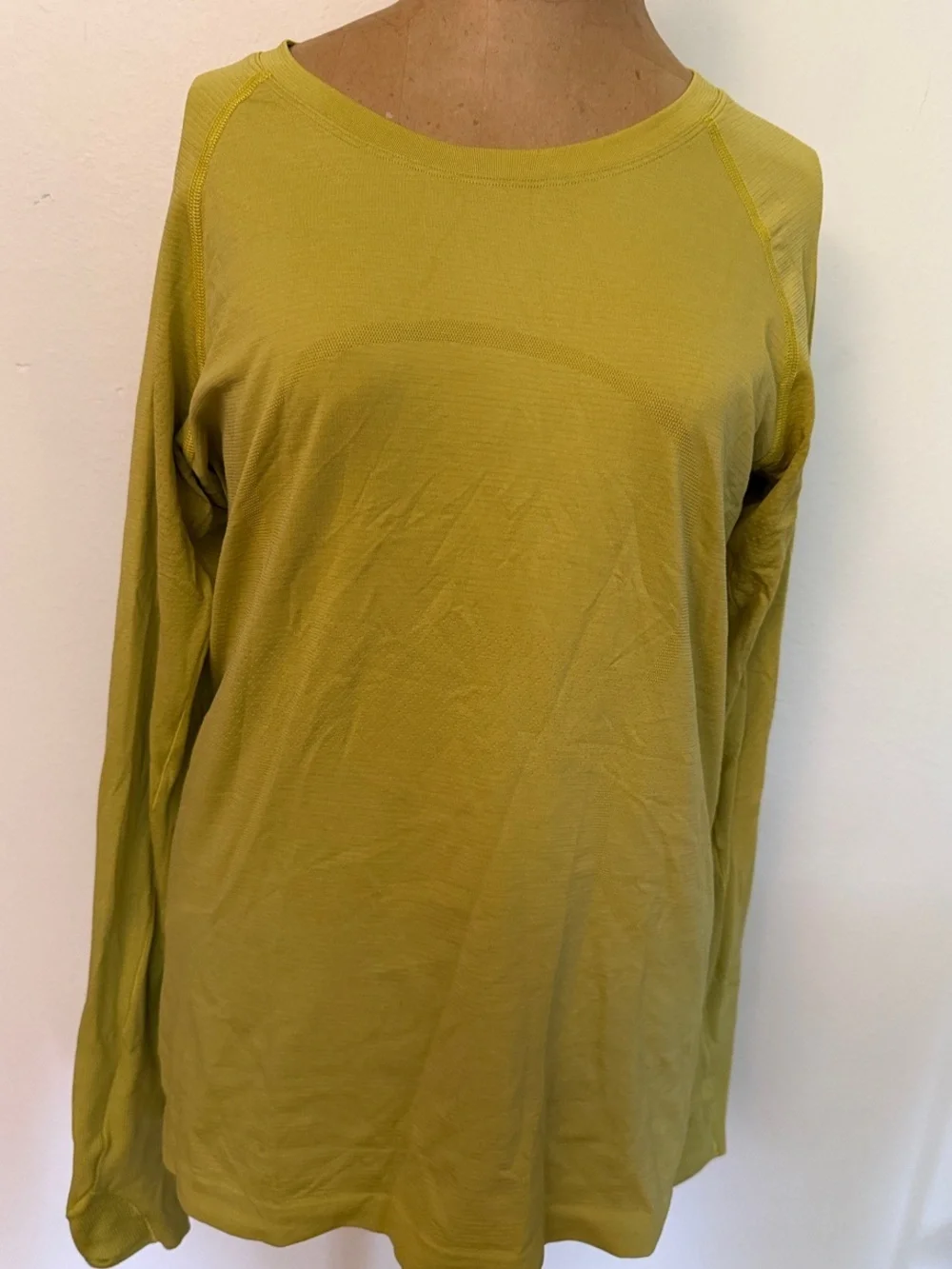 Lululemon sz 10 Swiftly Tech Chartreuse Lightweight Long-Sleeve Top great cond